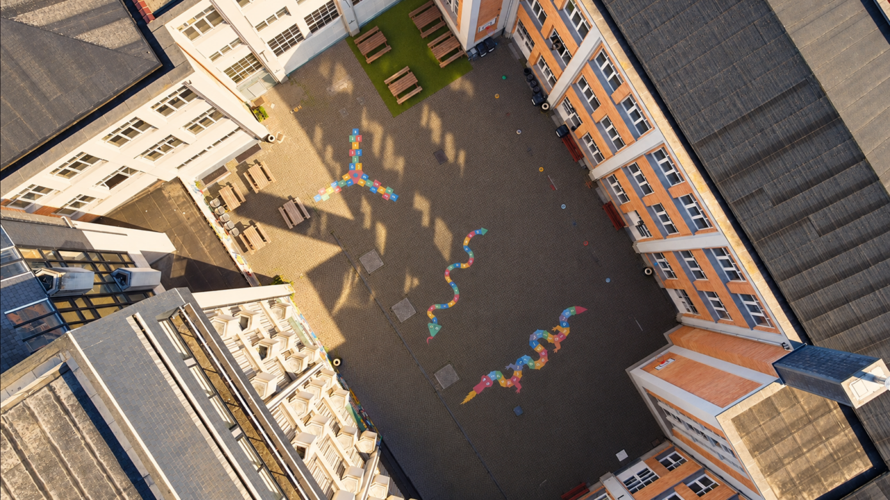 Vue aérienne de l'école et de son quartier