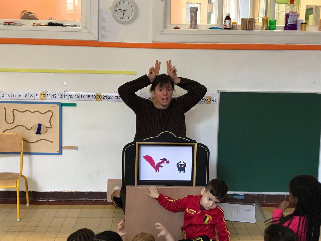 Séance de kamishibaï avec les classes Montessori