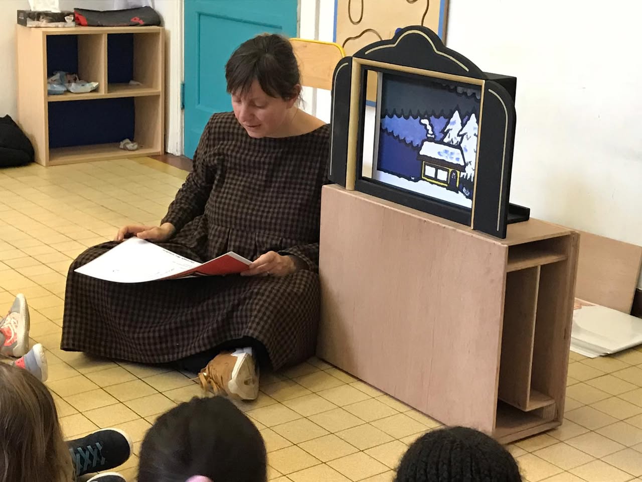 Séance de kamishibaï avec les classes Montessori
