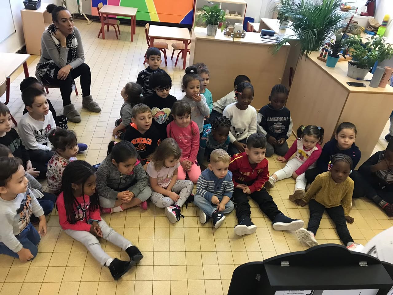 Séance de kamishibaï avec les classes Montessori