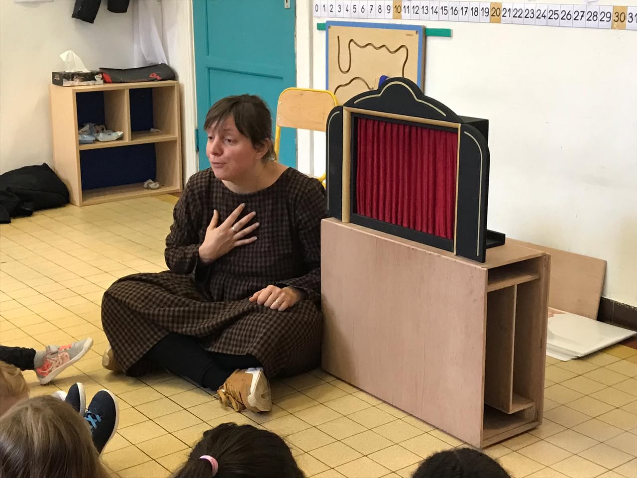 Séance de kamishibaï avec les classes Montessori