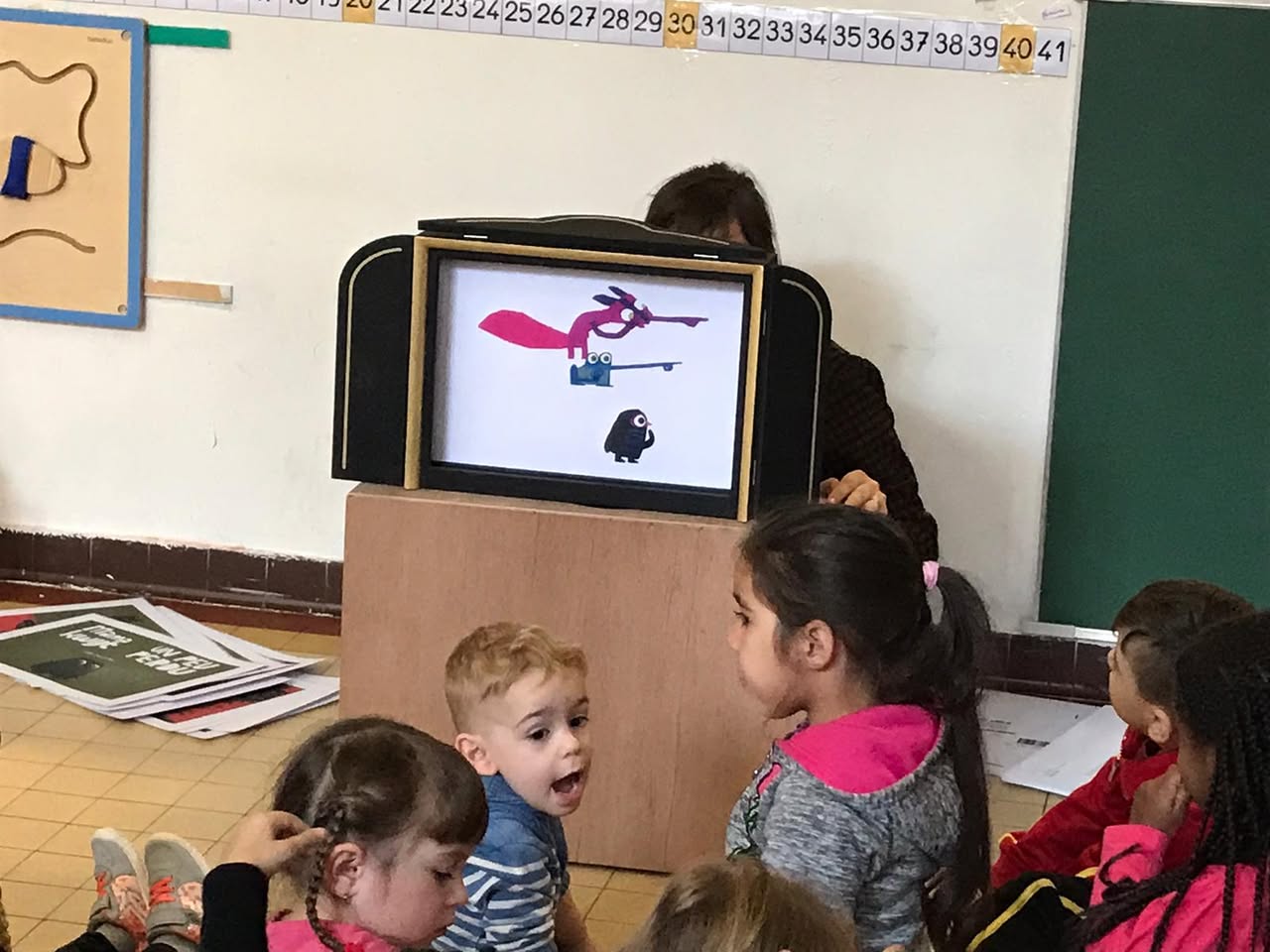 Séance de kamishibaï avec les classes Montessori