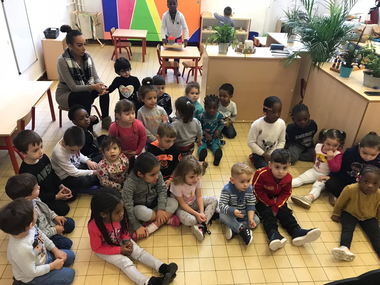 Séance de kamishibaï avec les classes Montessori