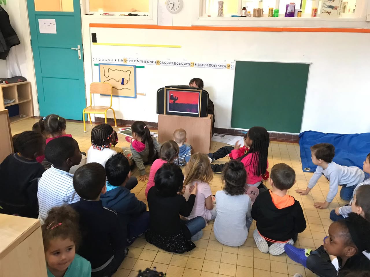 Séance de kamishibaï avec les classes Montessori
