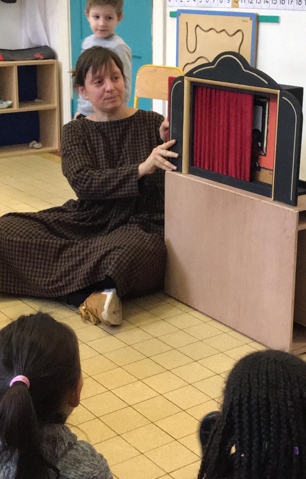 Séance de kamishibaï avec les classes Montessori