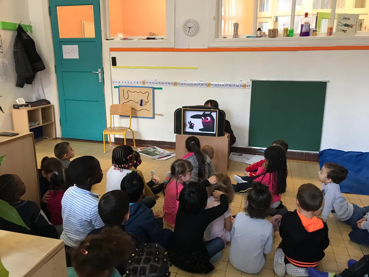 Séance de kamishibaï avec les classes Montessori