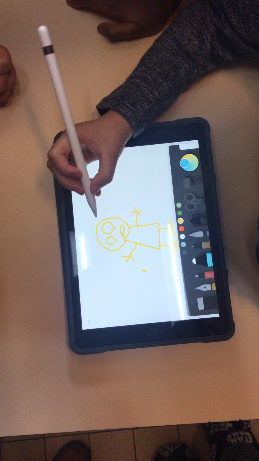 Dessin sur tablette en classe Montessori