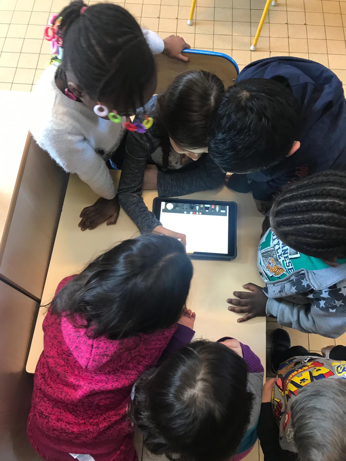 Dessin sur tablette en classe Montessori