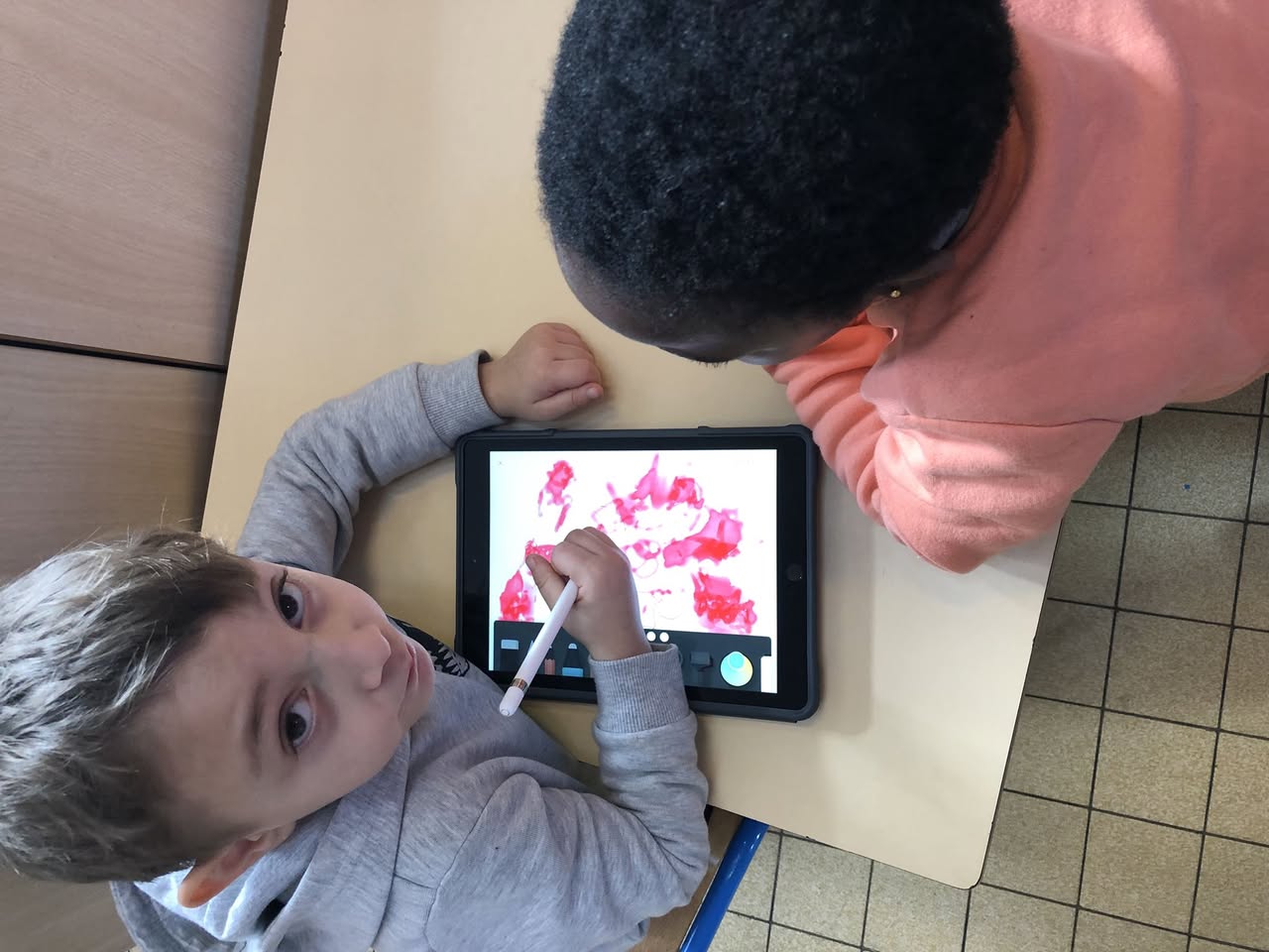 Dessin sur tablette en classe Montessori