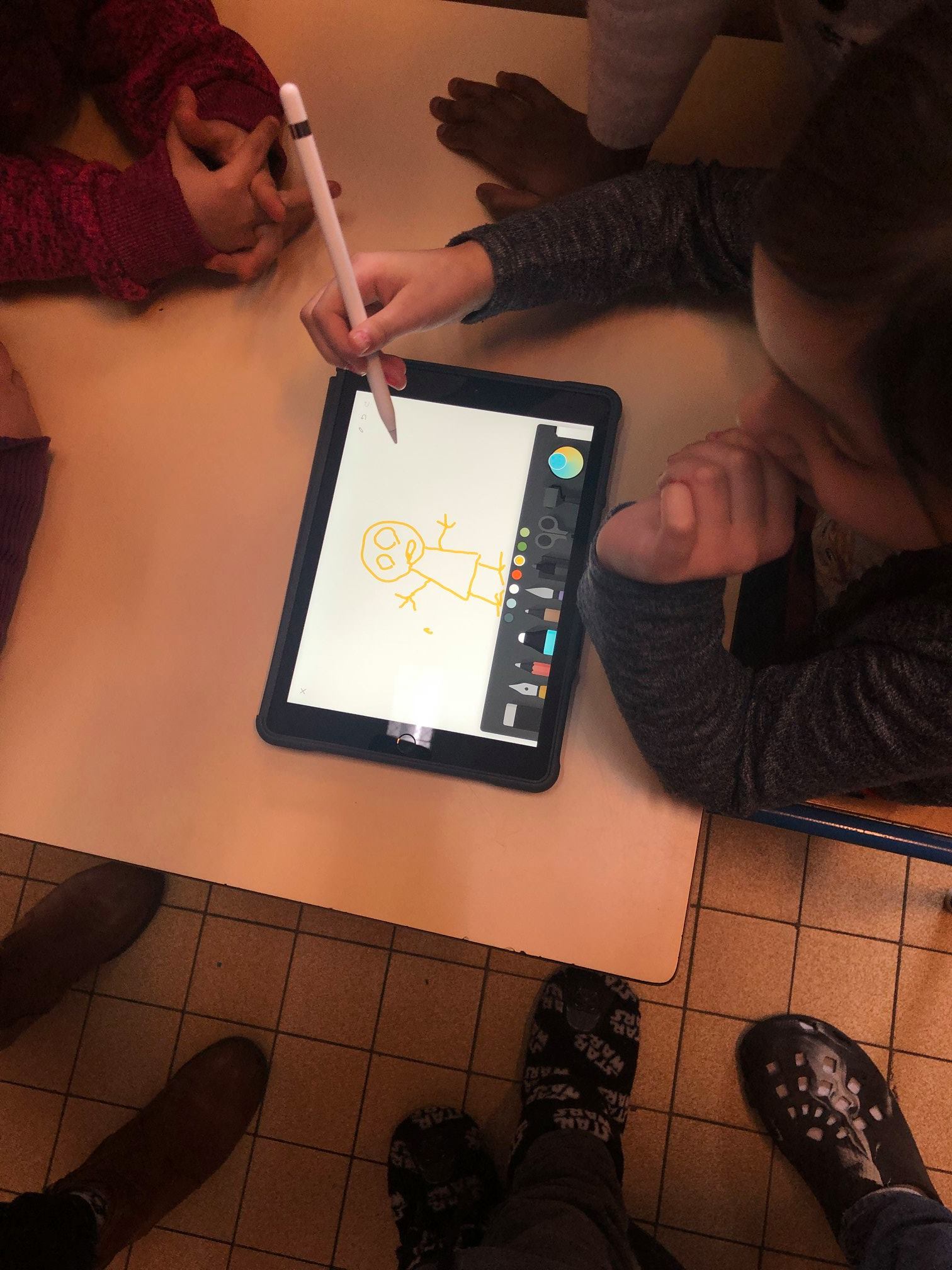 Dessin sur tablette en classe Montessori