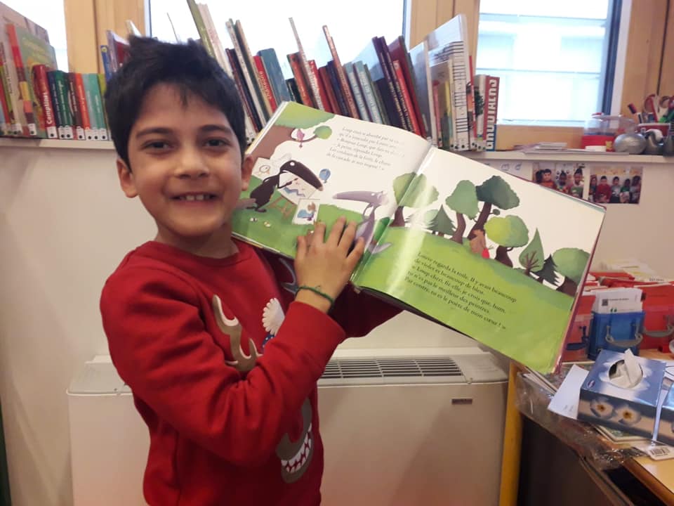 Les élèves de P1 à la bibliothèque