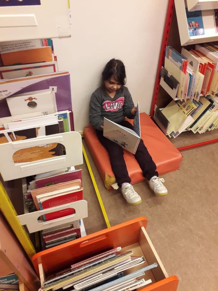 Les élèves de P1 à la bibliothèque