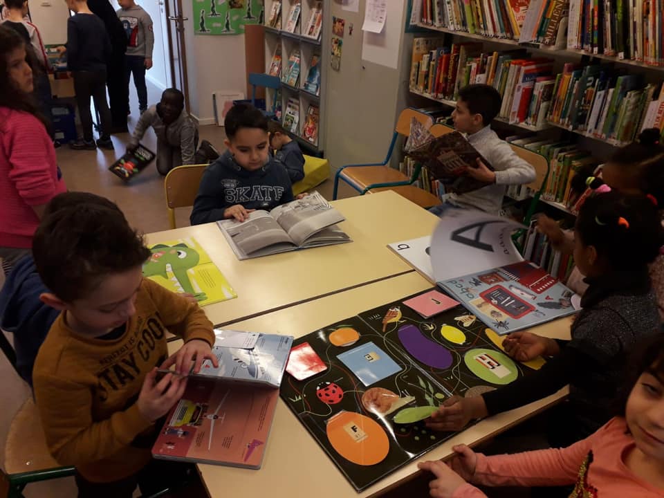 Les élèves de P1 à la bibliothèque