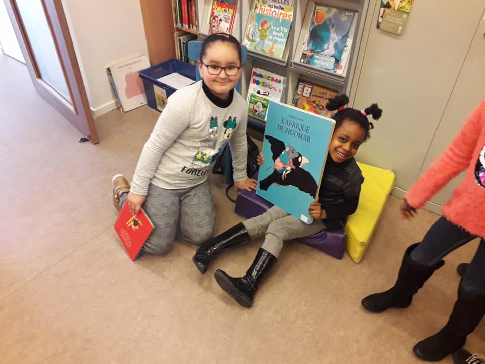 Les élèves de P1 à la bibliothèque