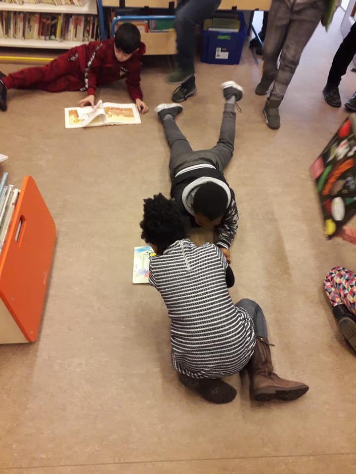Les élèves de P1 à la bibliothèque