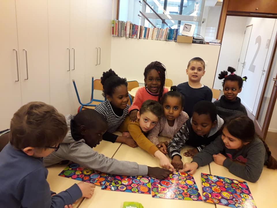 Les élèves de P1 à la bibliothèque