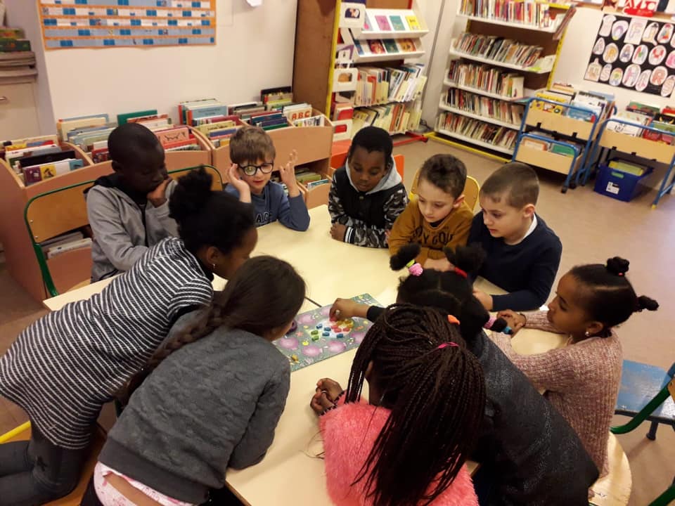 Les élèves de P1 à la bibliothèque