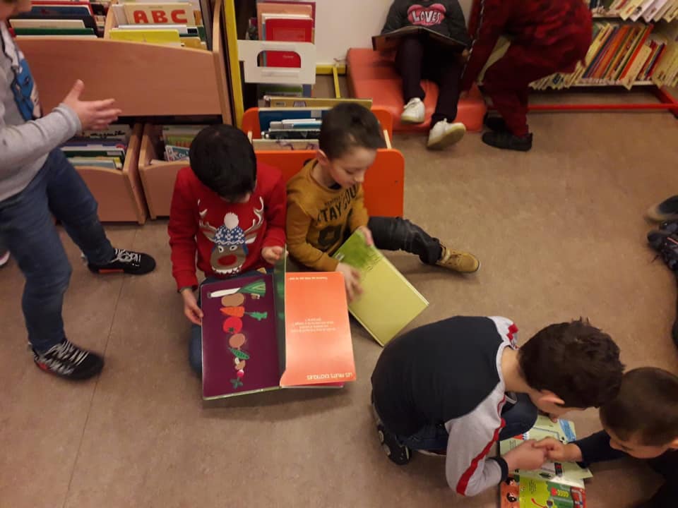 Les élèves de P1 à la bibliothèque