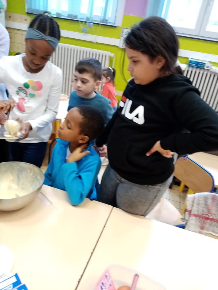 On pâtisse à la garderie