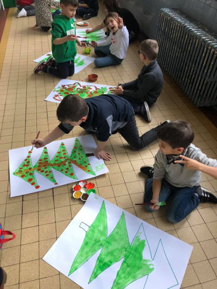 Le Marché de Noël se prépare : sapins et décoration