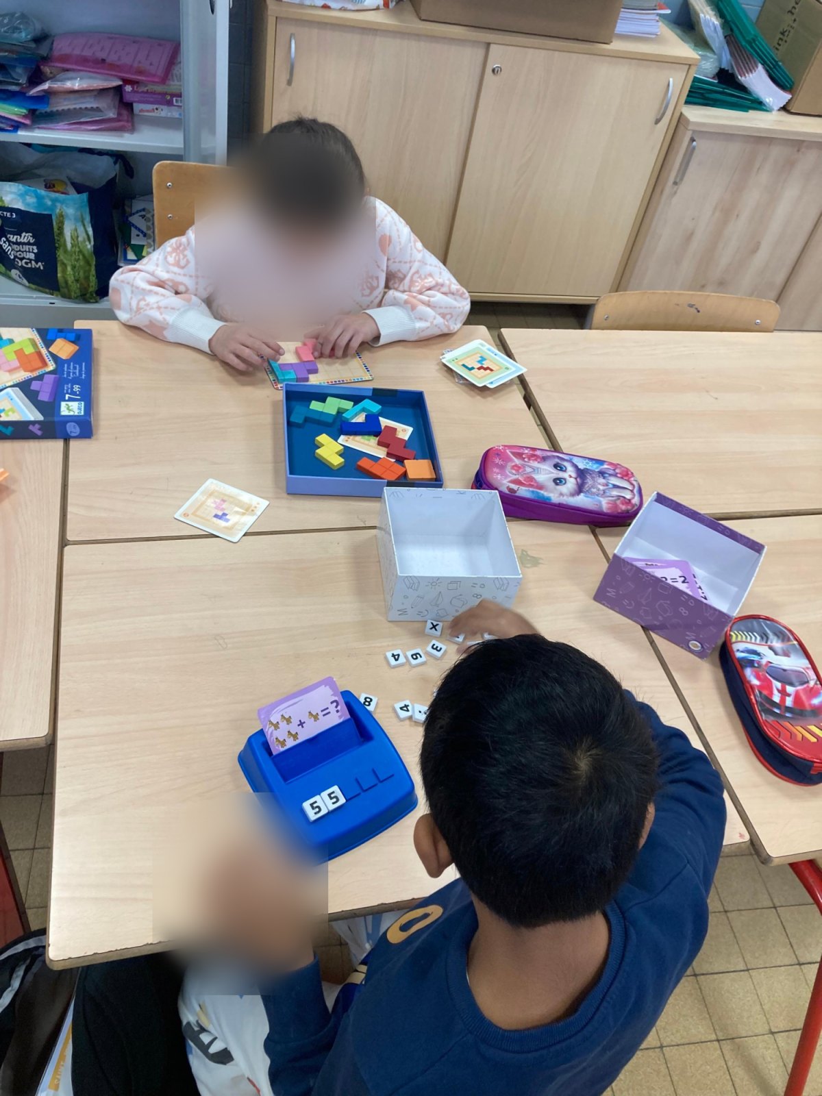 Mathématiques et français en ateliers (classe P2A)