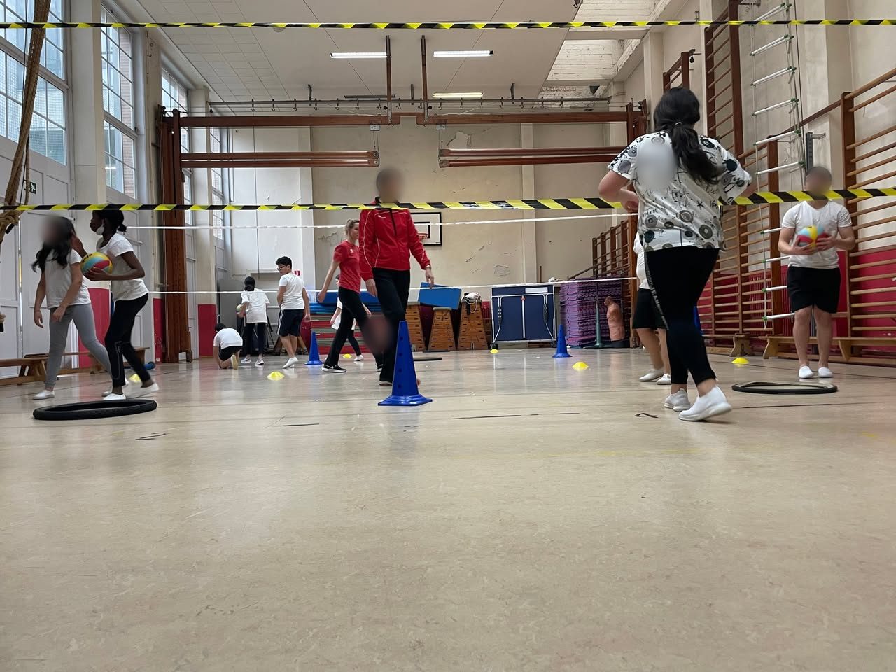 Ce matin, la Fédération Belge de Volly-Ball était chez nous pour initier nos P6 dans le…