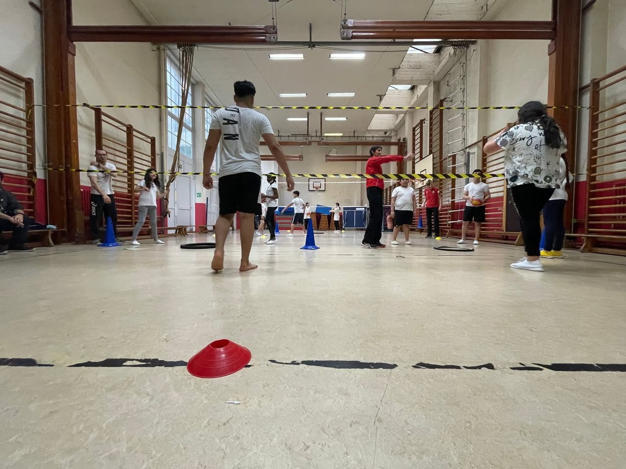 Ce matin, la Fédération Belge de Volly-Ball était chez nous pour initier nos P6 dans le…