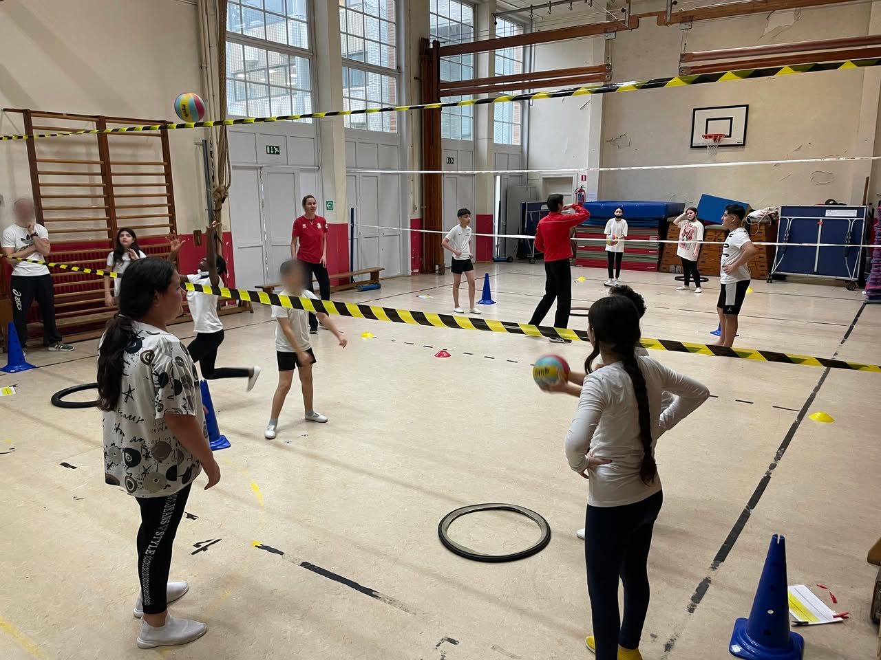 Ce matin, la Fédération Belge de Volly-Ball était chez nous pour initier nos P6 dans le…