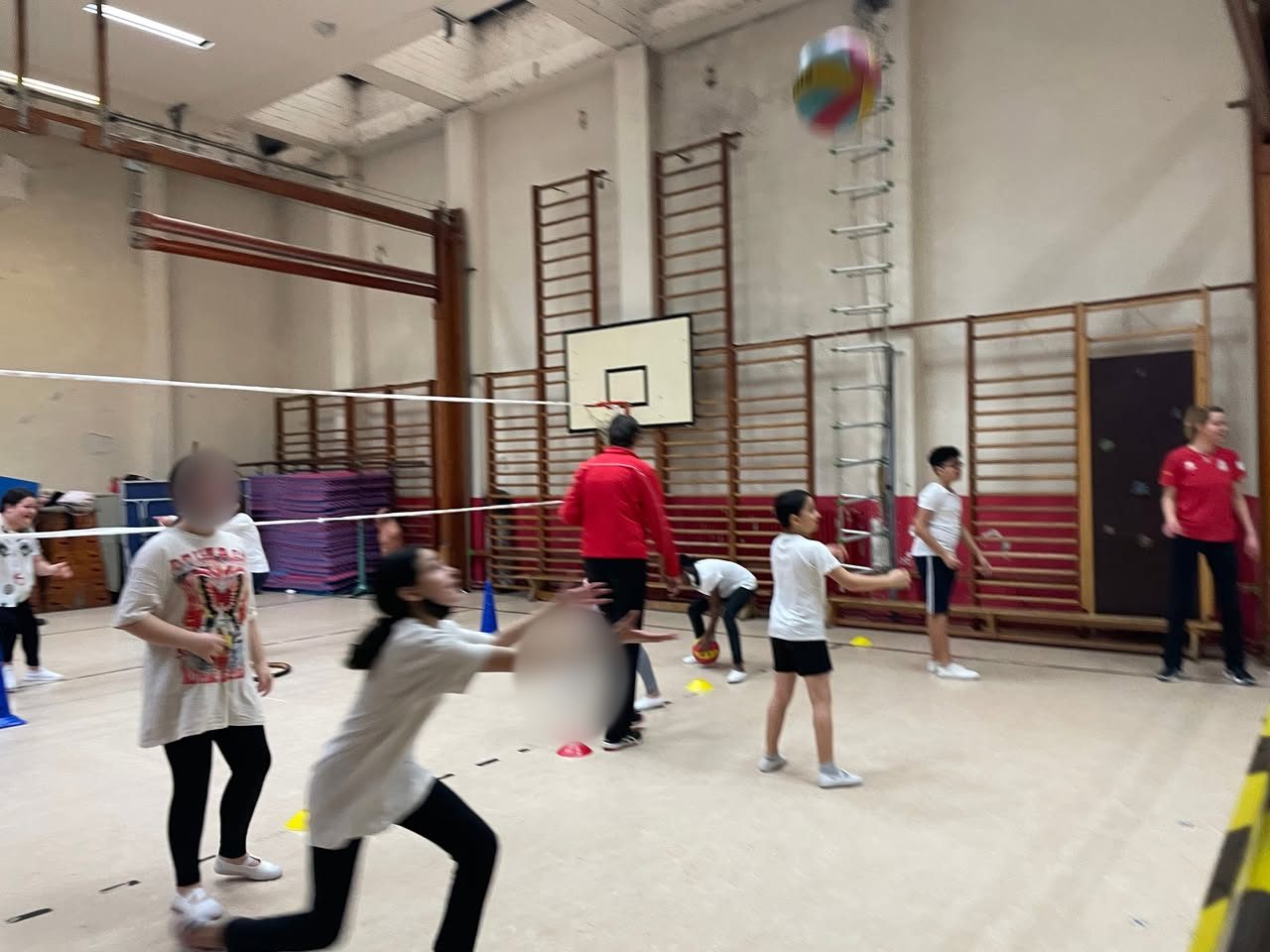 Ce matin, la Fédération Belge de Volly-Ball était chez nous pour initier nos P6 dans le…