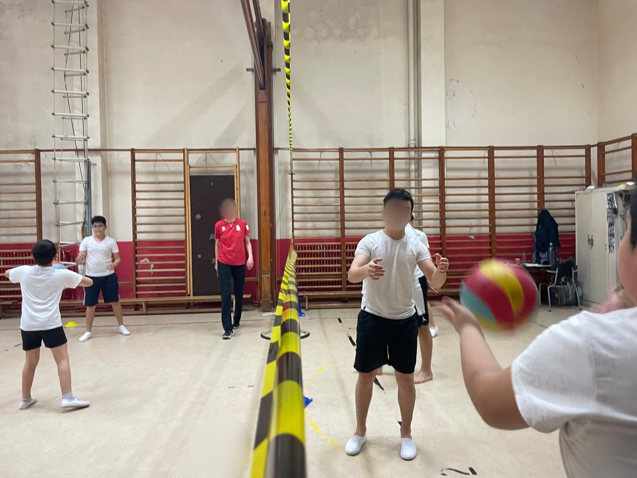 Ce matin, la Fédération Belge de Volly-Ball était chez nous pour initier nos P6 dans le…
